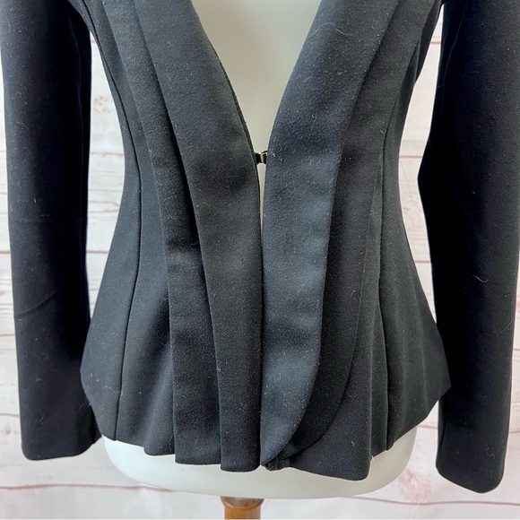 Femme Los Angeles Stretch Pleated Tuxedo Blazer - Picture 2 of 8